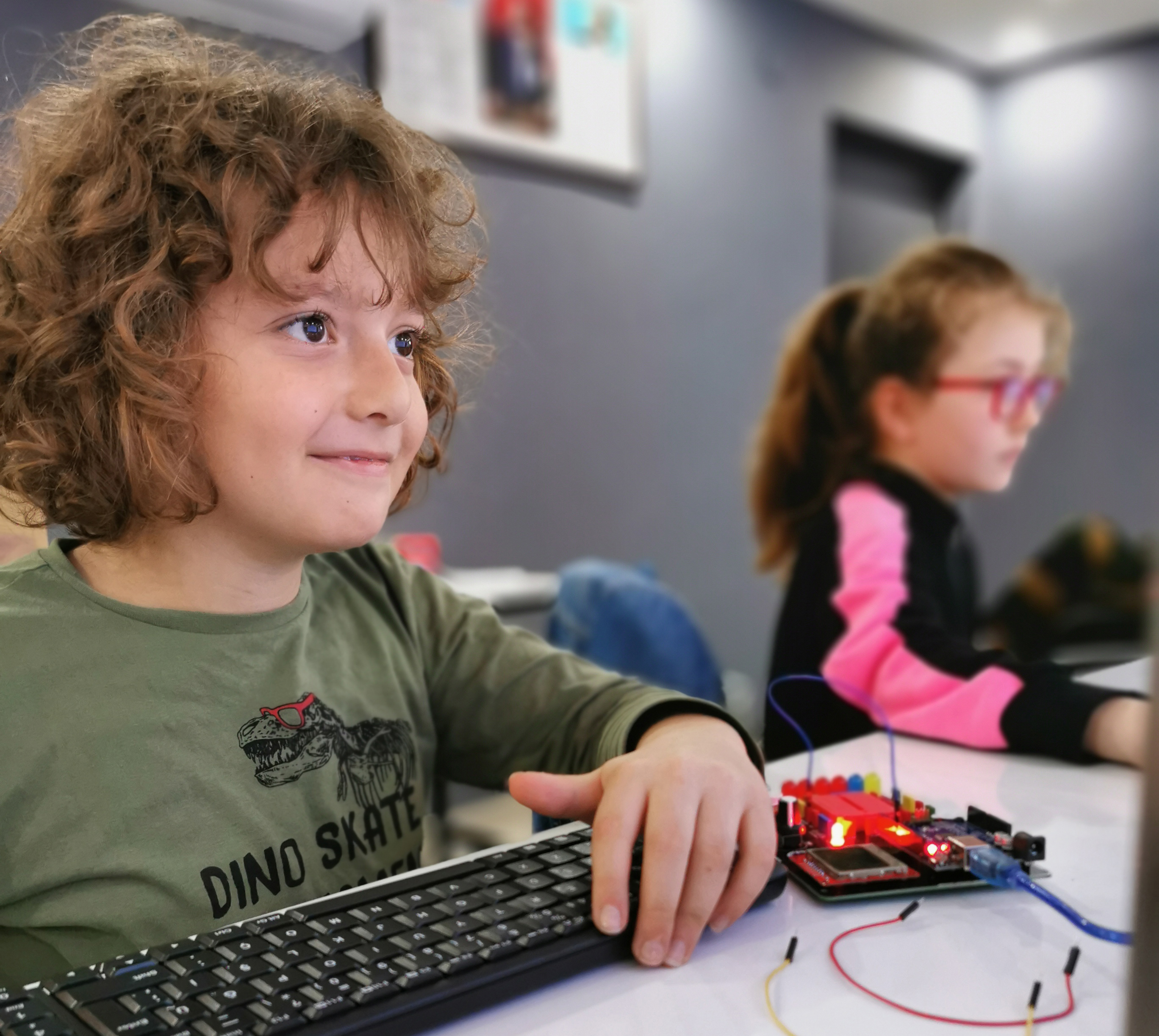 Arduino ile kurs ortamında proje geliştiren öğrenci